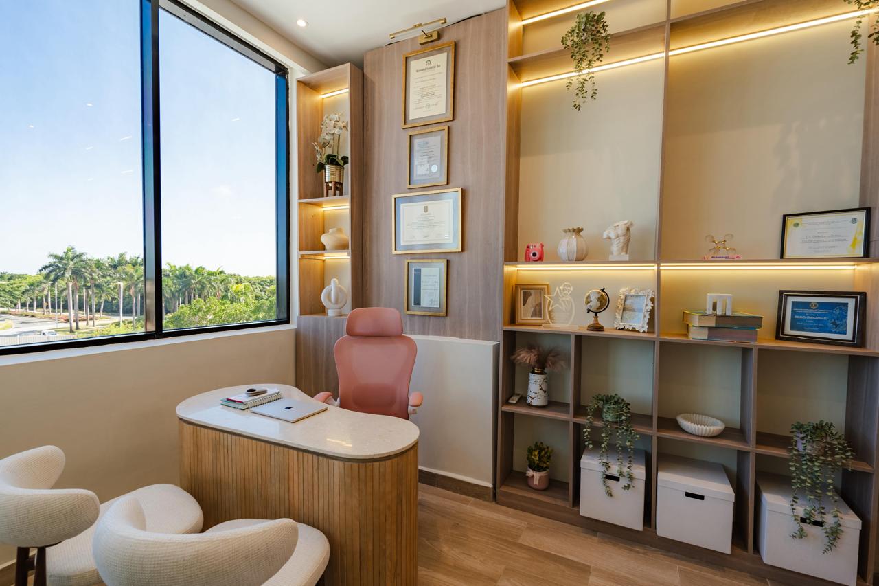 Consultorio de la Dra. Derka Solano en Bloom Dermatology & Wellness