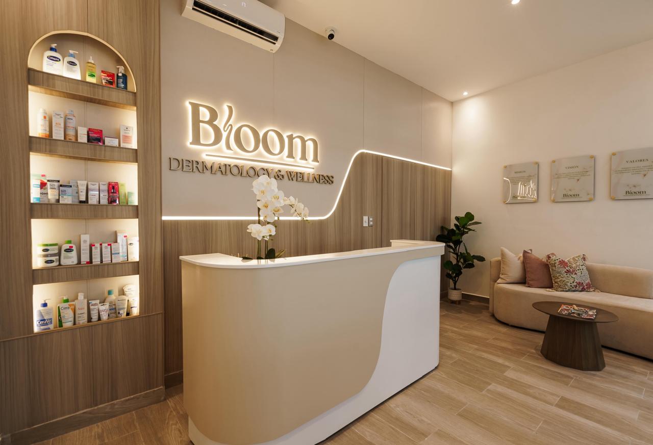 Recepción de Bloom Dermatology & Wellness con área de productos dermatológicos